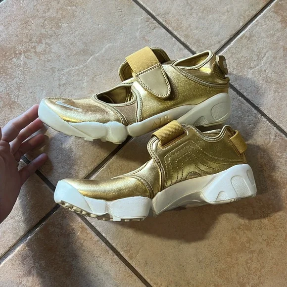RARE -LIKE NEW Nike Air Rift Metallic Gold Tabis Training Sandal Shoe, Sz 7 - Picture 3 of 10